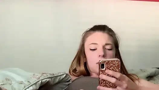 İyi bir kız gibi boşalıyor