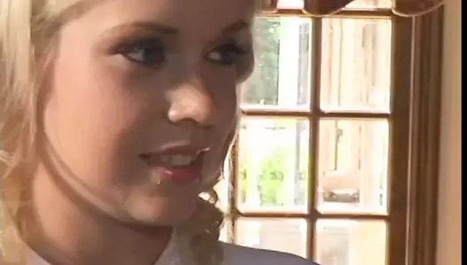 Bir melek yüzlü muhteşem sarışın bir horoz emmek, sonra kıçına ıslak horoz slaytlar