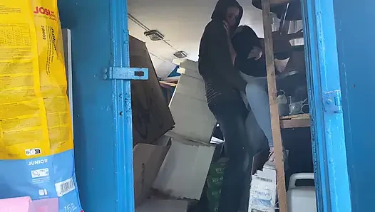 Depo Çalışanı Kutulara Sertçe Sertçe Yattı Ve Onu Yerine Koydu