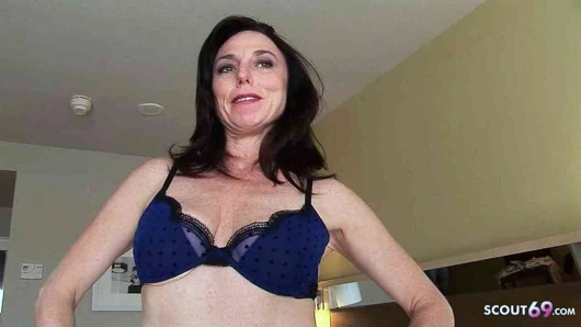 Seksi olgun karen otelde gerçek amatör anal seks yapıyor