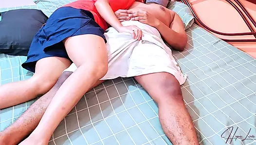 Azgın evli kadın başka bir adamın vücudunu kullanmasına izin veriyor.