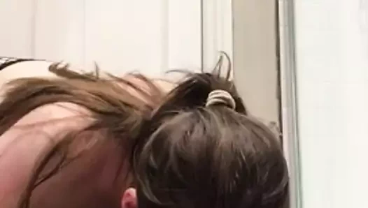 Jungsau leckt ihre Pisse vom Boden!