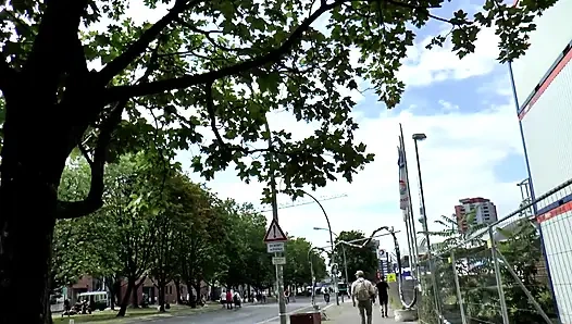 Azgın dövmeli orta yaşlı seksi kadın arabada ve açık havada sikiliyor