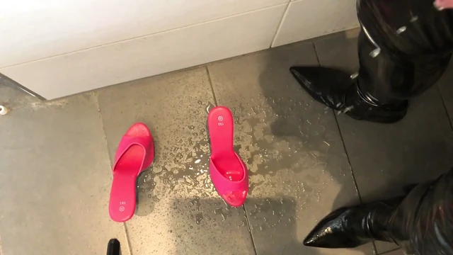 Pembe Yüksek Topuklu Terliklere İşeme ve Boşalma - Kullanıcı İsteği