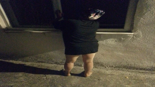 Ateşli olgun kadın gece temizlik yapıyor