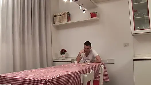 Bu kadar ateşli bir annen olduğunda mutfakta iyi bir sikişe karşı koymak zor