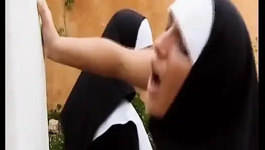 Esmer Alman orta yaşlı seksi hatun iki kadın bir erkek fetişi üçlü grup sekste sikiliyor