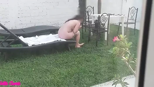 Üvey kız kardeşimi çıplak güneşlenirken ve bahçede mastürbasyon yaparken kaydettim