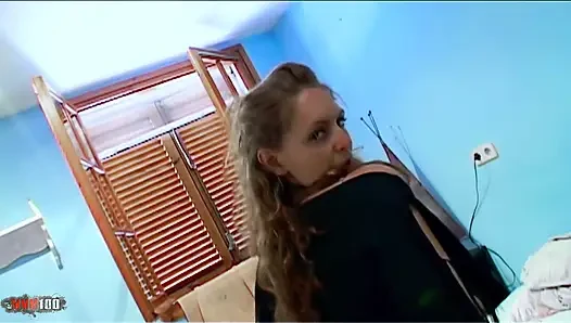Lena Harrys: güzel küçük kızıl saçlı Lena Harrys yatak odasında soyunuyor
