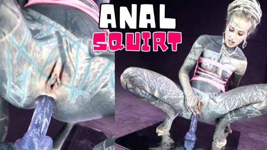 Dövmeli kız oyuncaklarla aynada kendini sikiyor anal oyun