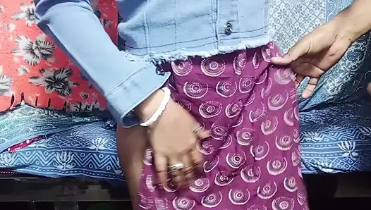 Hintli ateşli üvey kız kardeş üvey kız kardeşimle üçlü seks yapıyor ve en iyi arkadaşlarımın yatak odasında sikişiyor