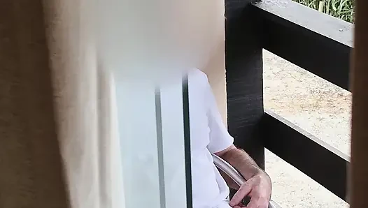 Şok olan üvey anne üvey oğlunu balkonda mastürbasyon yaparken yakalıyor ama bitirmesini sağlıyor
