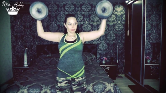 Biceps ve omuz mücadelesi için 50 ağırlık kaldırma tekrarı!