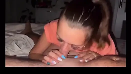 Evli kadın bahsi kaybetti ve kocasının arkadaşının yarağını emiyor