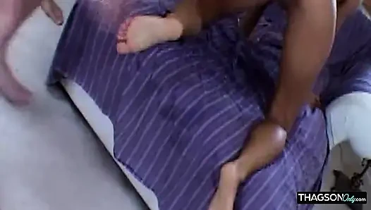 Sarkan anal rosebud yumruk soktuktan sonra sırılsıklam oluyor