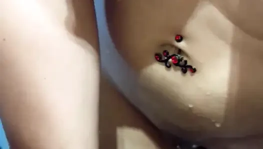 Güzel çıplak orta yaşlı seksi kadın vantuz dildoyla oynuyor ve duşta kocasının spermiyle eğleniyor.