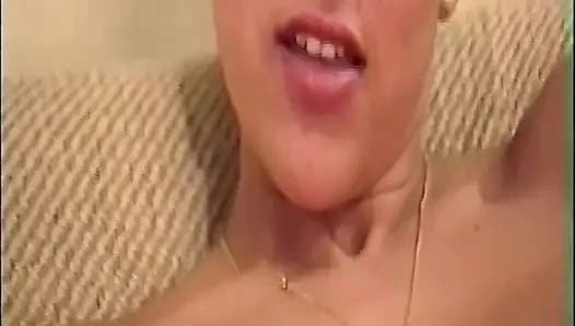 Esmer hatun kaburgalı dildosunu derinden kaydırıyor