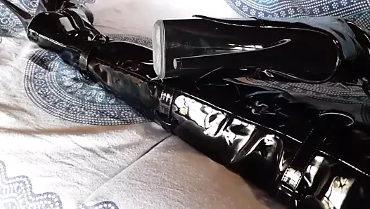 Dizlerinin üzerinde siyah seksi platform çizmeler giyen bir kanepede