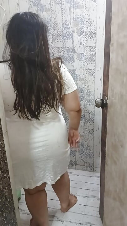 Tombul desi iri güzel kadın beyaz transparan üstte banyo gösterisi yapıyor