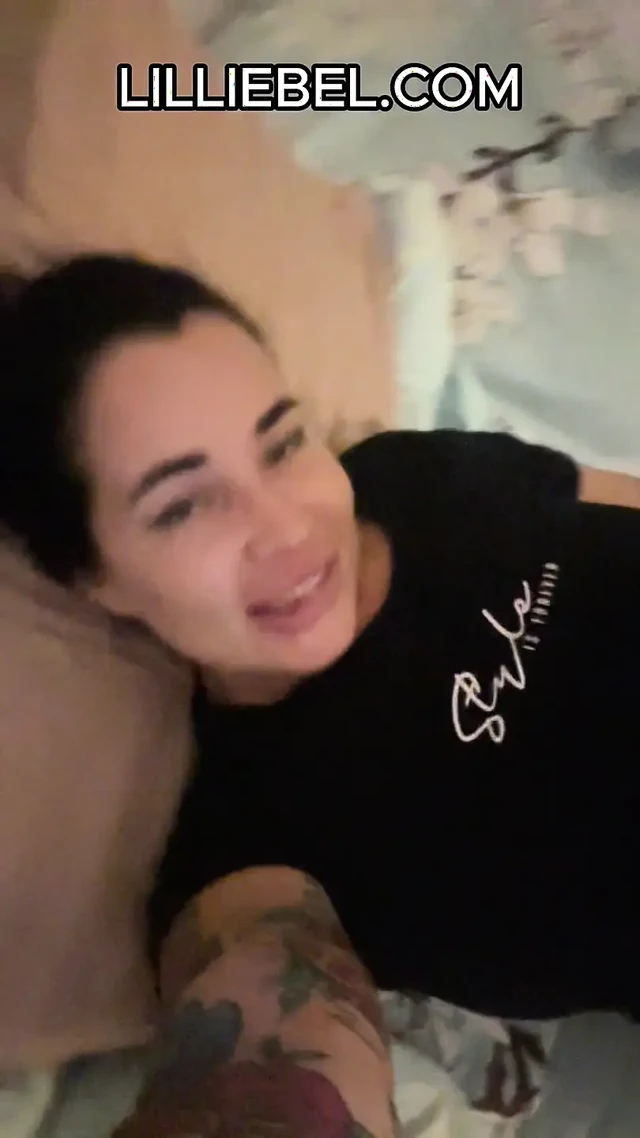 Büyük götlü sürtük solo dildo mastürbasyonu