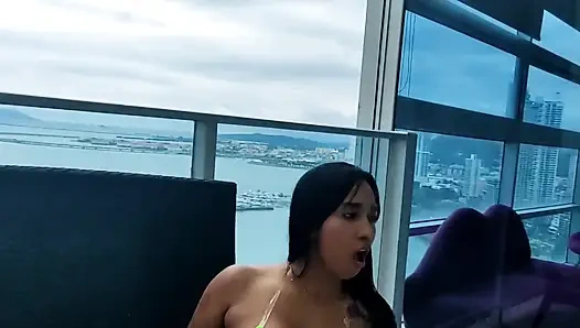 Balkonda izleyen tüm komşularımın önünde mastürbasyon yapıyorum. Edepsizliklere bayılıyorum!