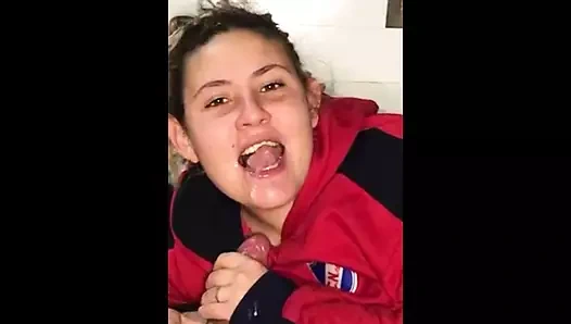 18 yaşındaki üvey kız kardeş ağzına büyük miktarda döl alıyor