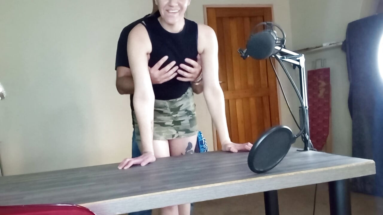 Podcast yaparken komşumun kocasını sikiyorum