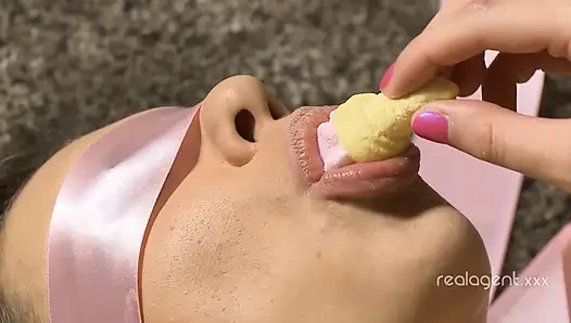 Bacağına bağlı güzel lezbo bebek dondurma yiyor ve kız arkadaşının amını yalıyor
