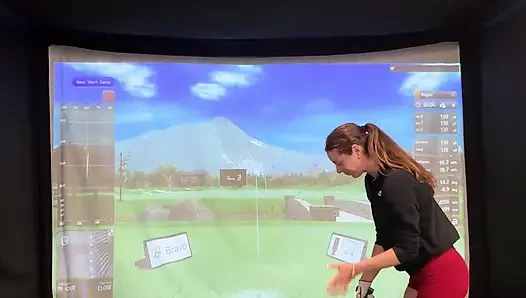 Benim lush ile bir simülatörde golf yapmaya çalışıyorum! Ben sallanırken boşalmamaya çalışıyorum!