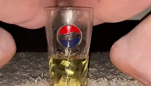 Şişman evli kadın cama işiyor, kocası ağzına boşalırken içiyor