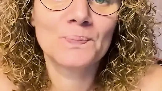 Merce'in sandalyede mastürbasyon yaptığı yakın çekim, sikişmek gibi azgın