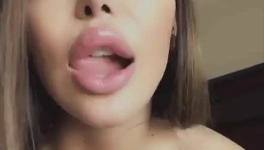 Lela Star büyük siyah yapay penisinin her yerine boşalıyor