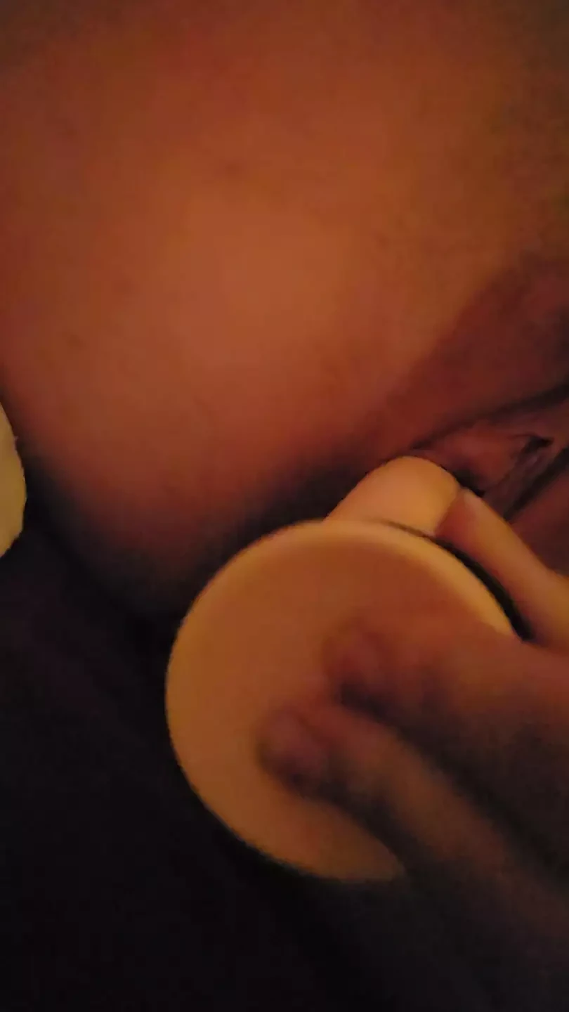 Linda adolescente mete el consolador de papá en su concha apretada