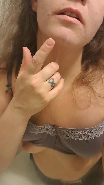 Прислал моему старику видео с моим последним камшотом на лицо из большого черного члена после траха