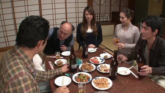 JAPON SEKSI KıZ SIKIŞMEK IÇIN BACAKLARıNı AÇıYOR