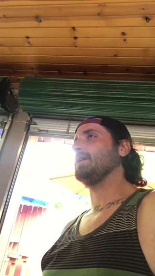 Verandada bir barda beni okşuyor ve emiyor