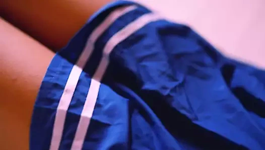 Asosyal kız oda arkadaşı tarafından odasında sikiliyor, ona ne yapacağını emrediyor ve yumuşak tenine şaplak atıyor