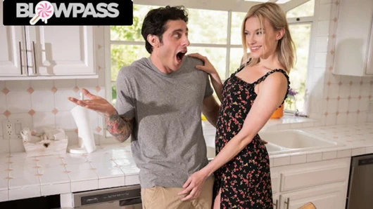 Orta yaşlı seksi kadın üvey oğlunun yarağını emiyor