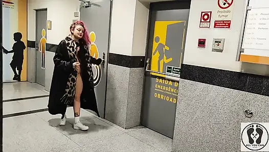 Umumi tuvalette ayakta sikişiyor domalarak sikişiyor yüze boşalma
