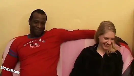 Erkek arkadaşı izlerken genç Kati'nin ilk büyük zenci