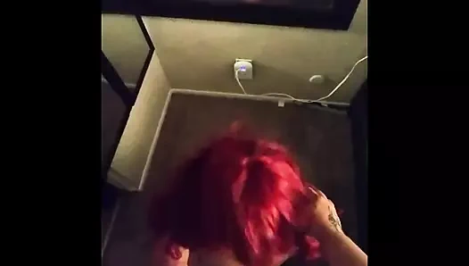 Kızıl saçlı tinder sürtüğün yüzüne boşalıyor ve yutuyor