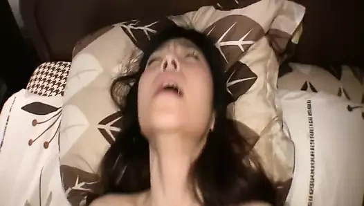 M558g03 Hüsrana uğramış olgun bir kadın mutluluk ve zevk için av'de görünüyor! "Kaç olursa olsun, ben bir kadınım."