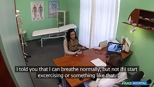 Fake hospital - doktor yalnız seksi hastaya doğum günü hediyesi veriyor