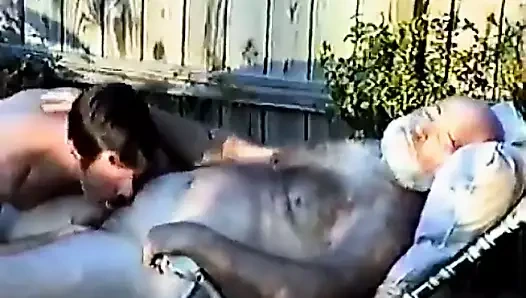 baba ayı dışarıda esiyor