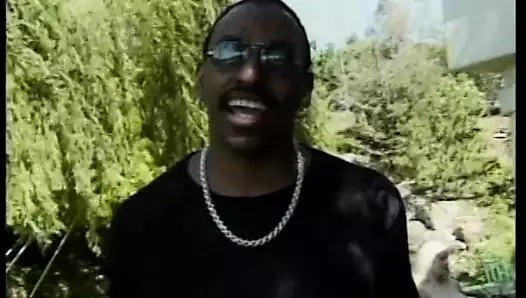 Azgın adam beyaz kızın buharlı amını emiyor