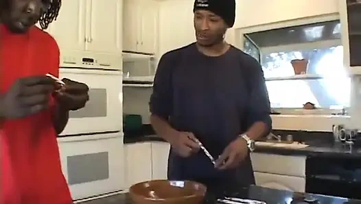 Yüksek topuklu sarışın bayan ırklararası üçlü grup sekste çifte sikiliyor