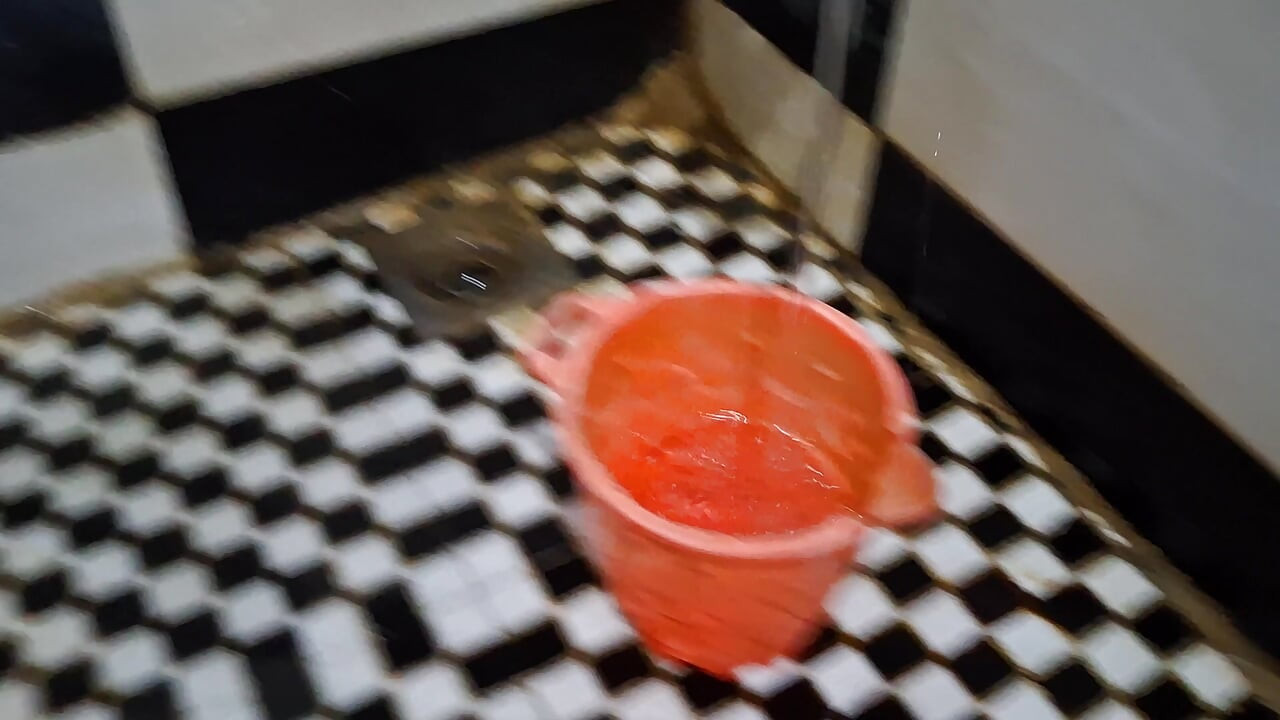 Yaşlı kadını siktim, banyo yaptım ve çok lezzetli sikişten çok mutlu oldu, buna bayılıyor