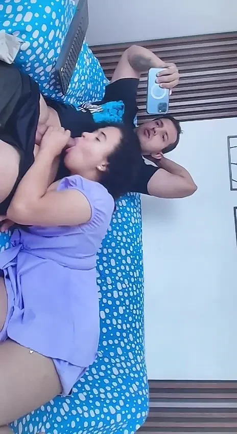 Büyük Meksikalı yarağı emerken ayaklarıyla oynamayı seviyor