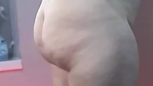 Büyük memeli üvey anne üvey oğlunun odasına çıplak giriyor