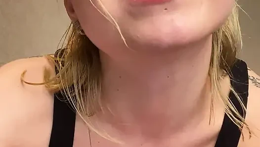 Çevrimiçi yayın sırasında sizin için video. Amcığına mastürbasyon yapıyor, çok heyecanlı ve götten ıslak oyuncak